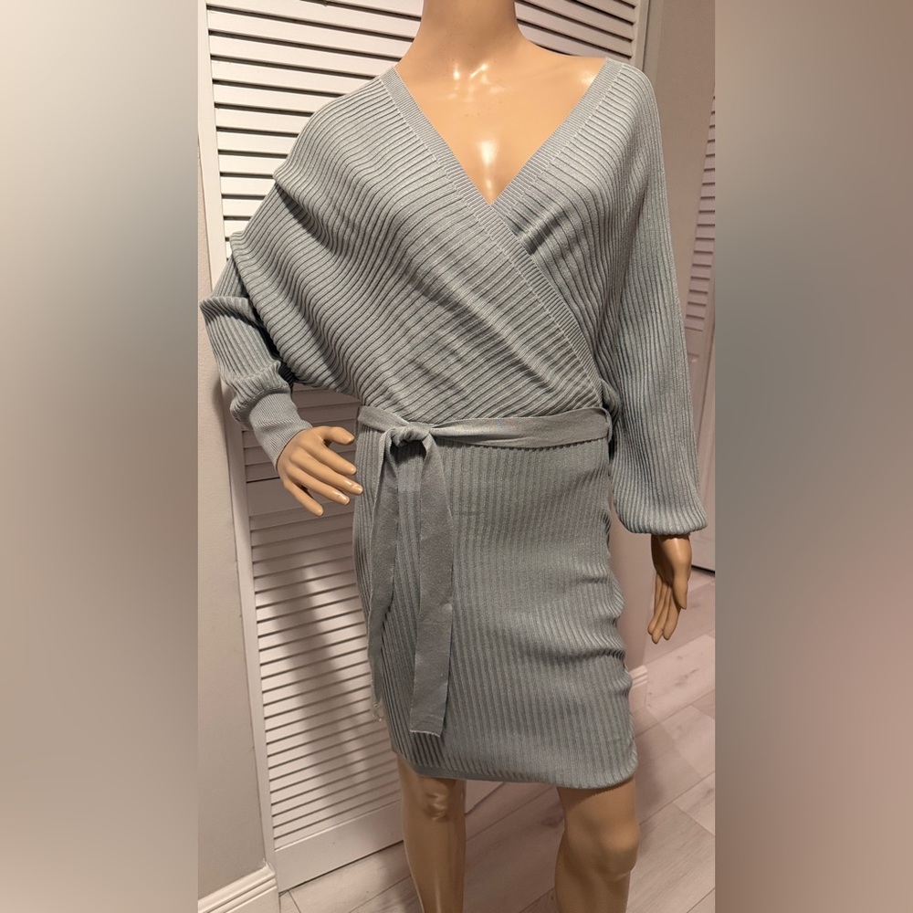Love Tree NWOT. Sage textured deep V-neck front and back.Waist tie, size Medium.